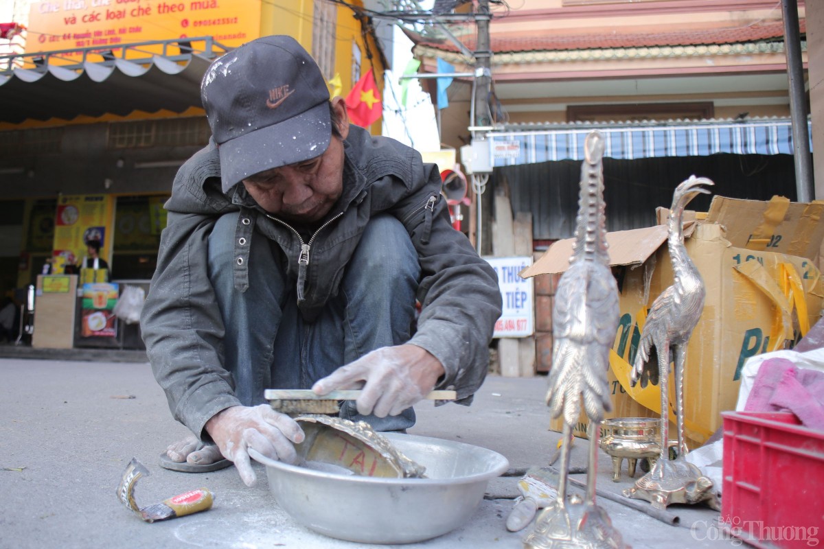 Lư đồng sau khi đánh bóng cần lau chùi bằng bột tẩy để giữ được độ sáng lâu dài Lư đồng sau khi đánh bóng cần lau chùi bằng bột tẩy để giữ được độ sáng lâu dài