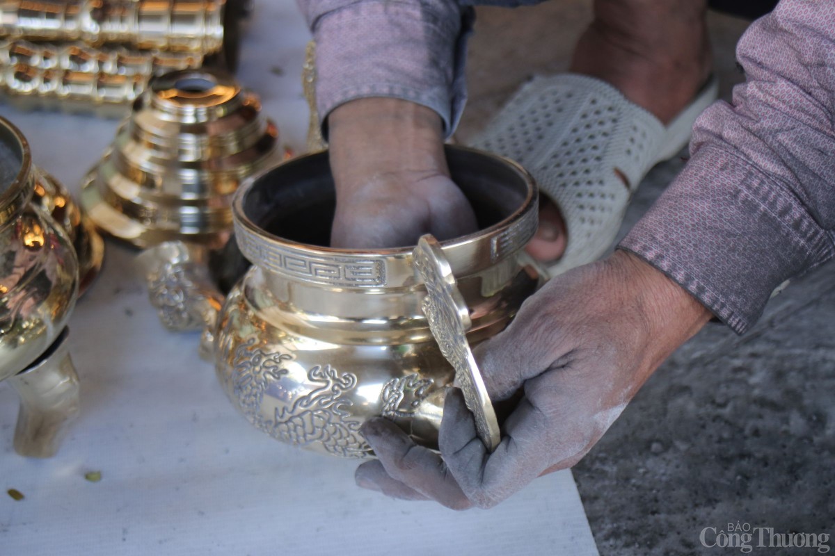 Người thợ lắp ghép lại từng chi tiết, đảm bảo lư đồng không bị trầy xước, biến dạng Người thợ lắp ghép lại từng chi tiết, đảm bảo lư đồng không bị trầy xước, biến dạng