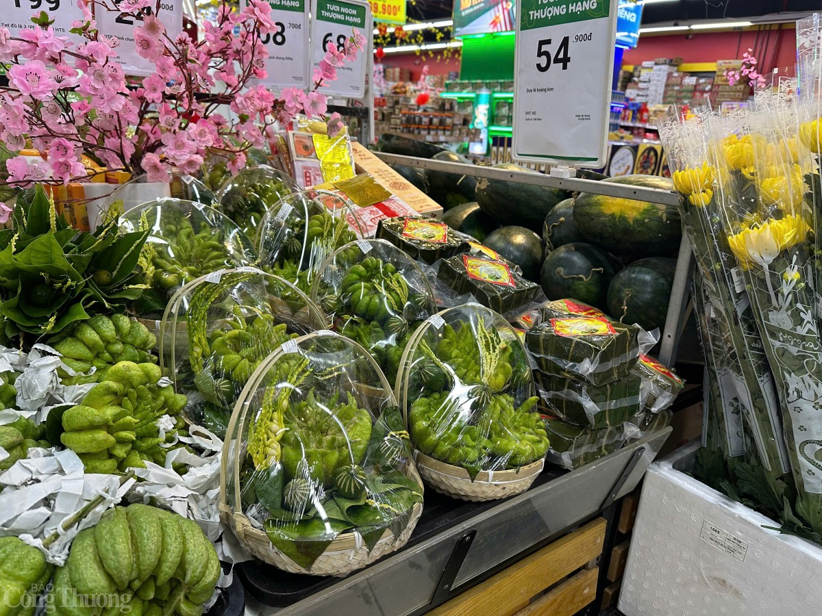 Đồ cúng ông Công ông Táo được bày bán tại các siêu thị. Ảnh: Khánh Linh