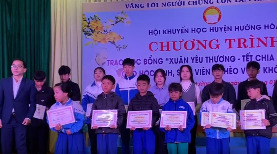 Đồng chí Đoàn Thanh Điểm - Phó Giám đốc Công ty trao học bổng đến các em học sinh, sinh viên nghèo vượt khó huyện Hướng Hóa Đồng chí Đoàn Thanh Điểm - Phó Giám đốc Công ty trao học bổng đến các em học sinh, sinh viên nghèo vượt khó huyện Hướng Hóa