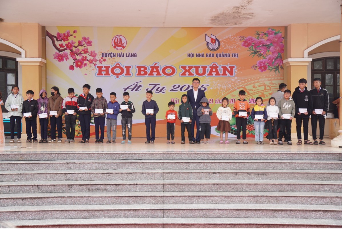 Đồng chí Nguyễn Hòa - Trưởng phòng Hành chính - Lao động Công ty Thủy điện Quảng Trị tặng 20 suất học bổng cho các cháu học sinh tại chương trình Hội Báo Xuân Ất Tỵ 2025 Đồng chí Nguyễn Hòa - Trưởng phòng Hành chính - Lao động Công ty Thủy điện Quảng Trị tặng 20 suất học bổng cho các cháu học sinh tại chương trình Hội Báo Xuân Ất Tỵ 2025