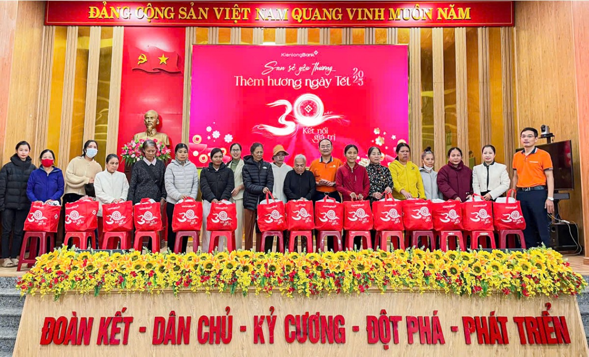 Hành trình 12 năm “San sẻ yêu thương – Thêm hương ngày Tết” của KienlongBank đến với người dân Hành trình 12 năm “San sẻ yêu thương – Thêm hương ngày Tết” của KienlongBank đến với người dân