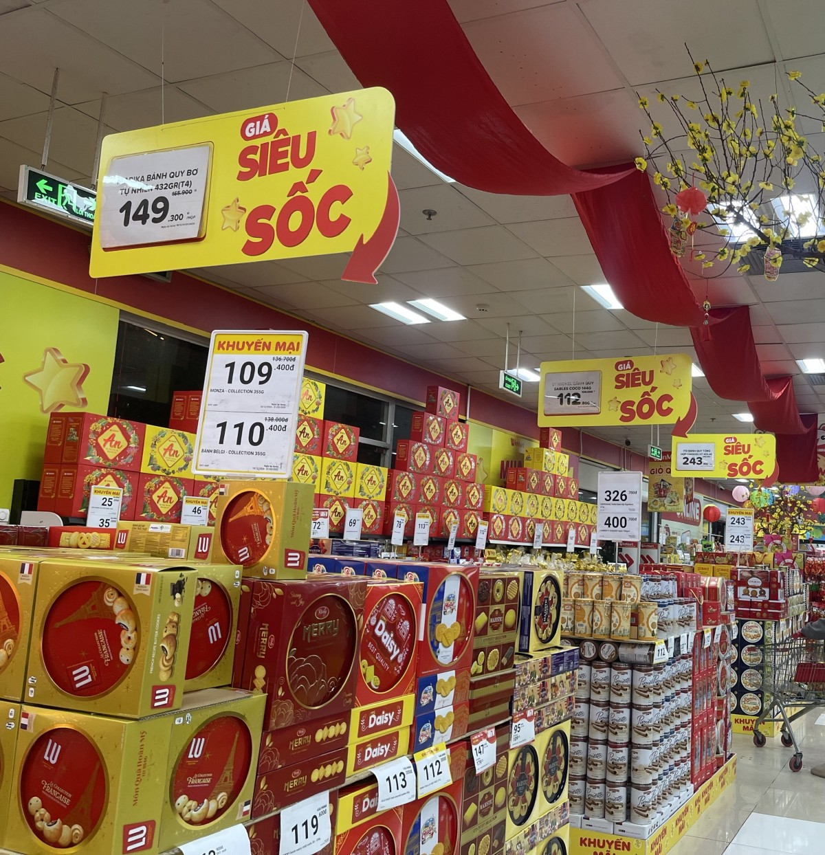 Doanh nghiệp tung nhiều chương trình khuyến mãi, giảm giá kích cầu tiêu dùng. Ảnh: Nguyễn Thanh