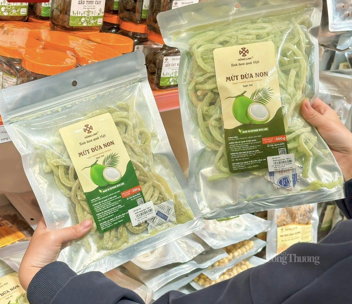 Sản phẩm mứt dừa trà xanh của Hồng Lam luôn 'cháy'hàng. Ảnh: Nguyễn Thanh