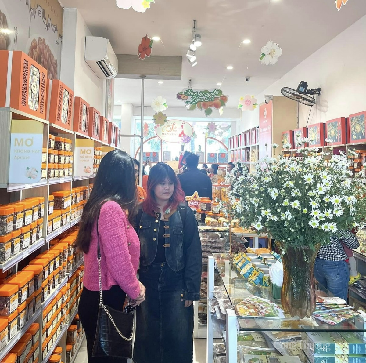 Thương hiệu Hồng Lam với nhiều sản phẩm ô mai, mứt Tết luôn được người tiêu dùng lựa chọn. Ảnh: Nguyễn Thanh