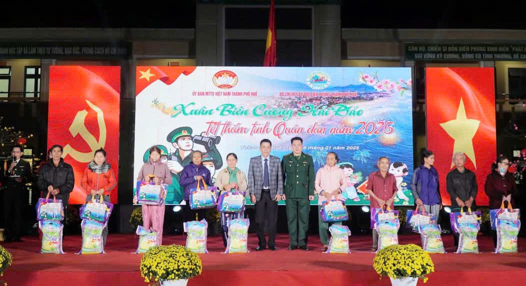 Thành phố Huế: Nhiều hoạt động thăm hỏi, tặng quà Tết