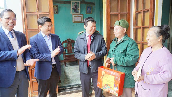 Thành phố Huế: Nhiều hoạt động thăm hỏi, tặng quà Tết