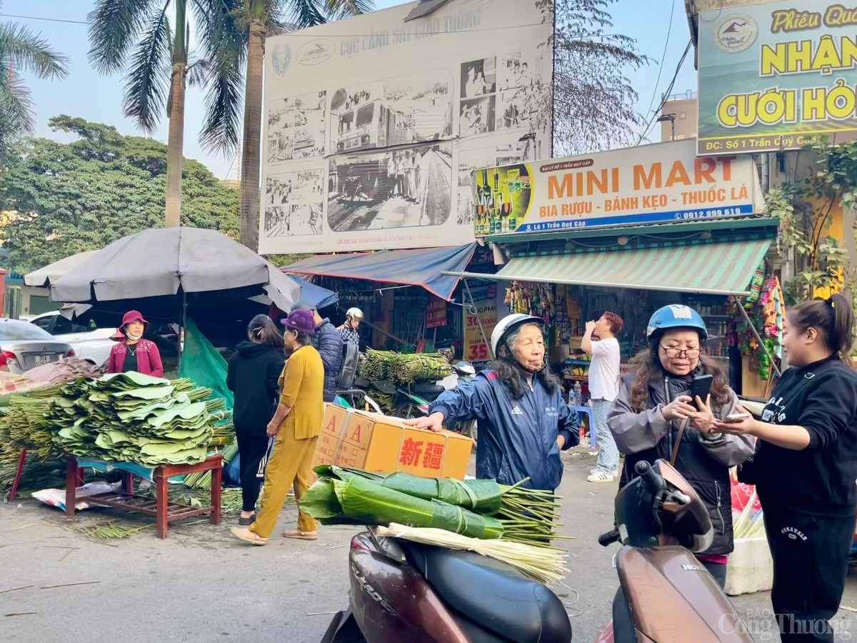 Chợ lá dong lâu đời tại Hà Nội nhộn nhịp ngày giápTết