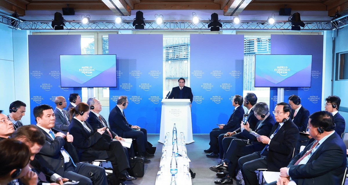 Thủ tướng trả lời các vấn đề quan tâm của các đại biểu tại Đối thoại chiến lược quốc gia Việt Nam trong khuôn khổ Hội nghị thường niên Diễn đàn Kinh tế Thế giới (WEF) lần thứ 55. Ảnh: VGP/Nhật Bắc