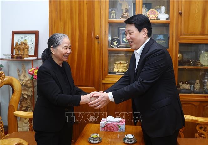 Chủ tịch nước Lương Cường thăm hỏi, chúc Tết bà Ngô Thị Mận, Phu nhân cố Tổng Bí thư Nguyễn Phú Trọng. Ảnh: Lâm Khánh/TTXVN Chủ tịch nước Lương Cường thăm hỏi, chúc Tết bà Ngô Thị Mận, Phu nhân cố Tổng Bí thư Nguyễn Phú Trọng. Ảnh: Lâm Khánh/TTXVN