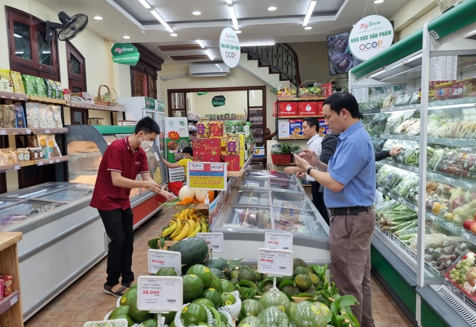 Các sản phẩm OCOP được bày bán trong siêu thị nhận được sự quan tâm và là lựa chọn của người tiêu dùng trên địa bàn Thủ đô.