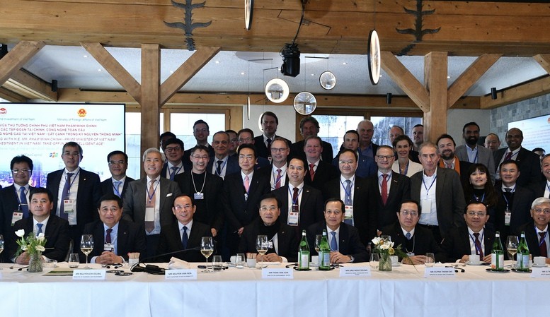 Các đại biểu tại tọa đàm với chủ đề: