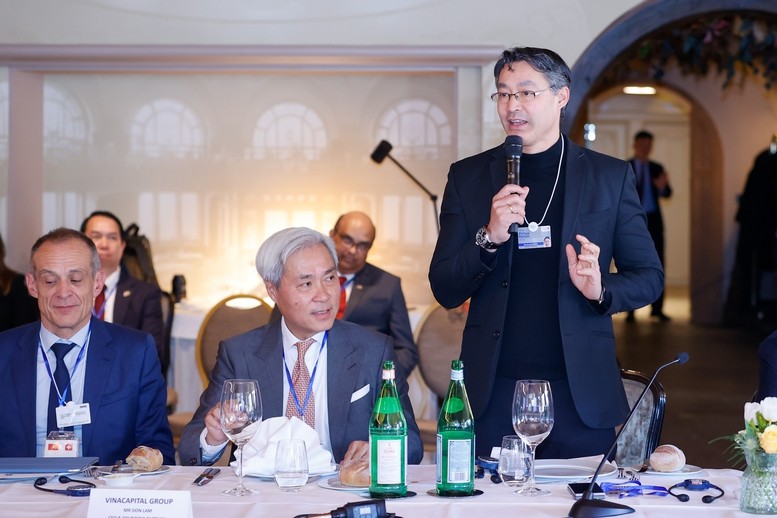 Theo nguyên Phó Thủ tướng Đức Philip Rosler, Đại sứ danh dự Việt Nam tại Thụy Sĩ, hiện là thời điểm tốt nhất để đầu tư vào Việt Nam - Ảnh: VGP/Nhật Bắc Theo nguyên Phó Thủ tướng Đức Philip Rosler, Đại sứ danh dự Việt Nam tại Thụy Sĩ, hiện là thời điểm tốt nhất để đầu tư vào Việt Nam - Ảnh: VGP/Nhật Bắc