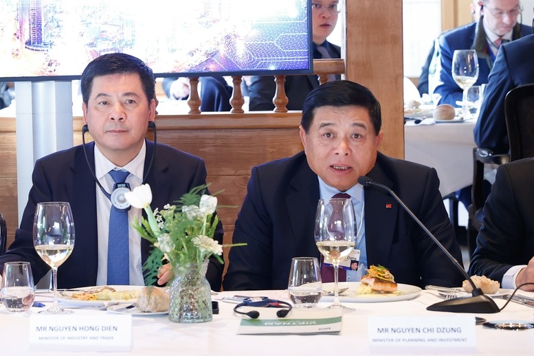 Bộ trưởng Kế hoạch và Đầu tư Nguyễn Chí Dũng cho biết Việt Nam đang nỗ lực cải cách môi trường, thủ tục đầu tư để trở thành điểm đến an toàn, hiệu quả và cạnh tranh so với các nước trong khu vực - Ảnh: VGP/Nhật Bắc Bộ trưởng Kế hoạch và Đầu tư Nguyễn Chí Dũng cho biết Việt Nam đang nỗ lực cải cách môi trường, thủ tục đầu tư để trở thành điểm đến an toàn, hiệu quả và cạnh tranh so với các nước trong khu vực - Ảnh: VGP/Nhật Bắc