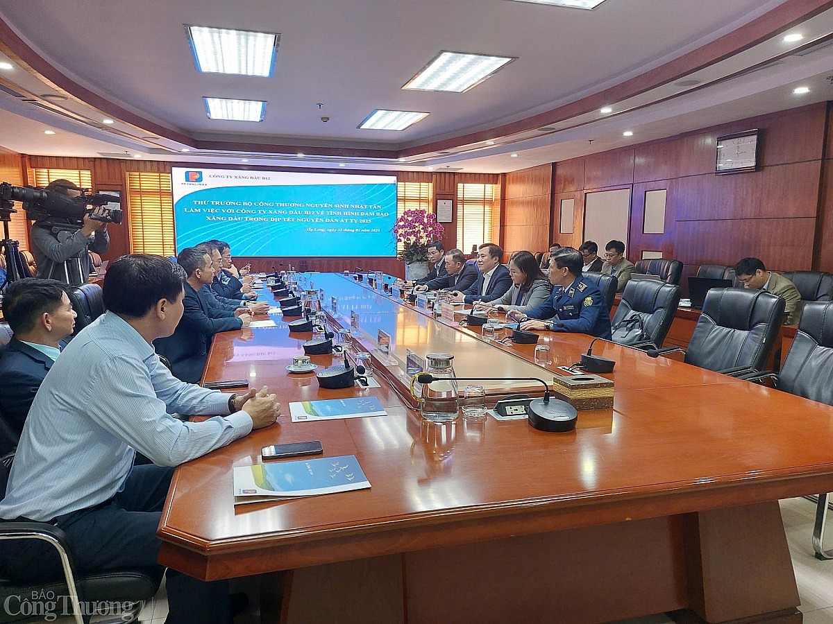 Thứ trưởng Nguyễn Sinh Nhật Tân kiểm tra nguồn cung xăng dầu Thứ trưởng Nguyễn Sinh Nhật Tân kiểm tra nguồn cung xăng dầu