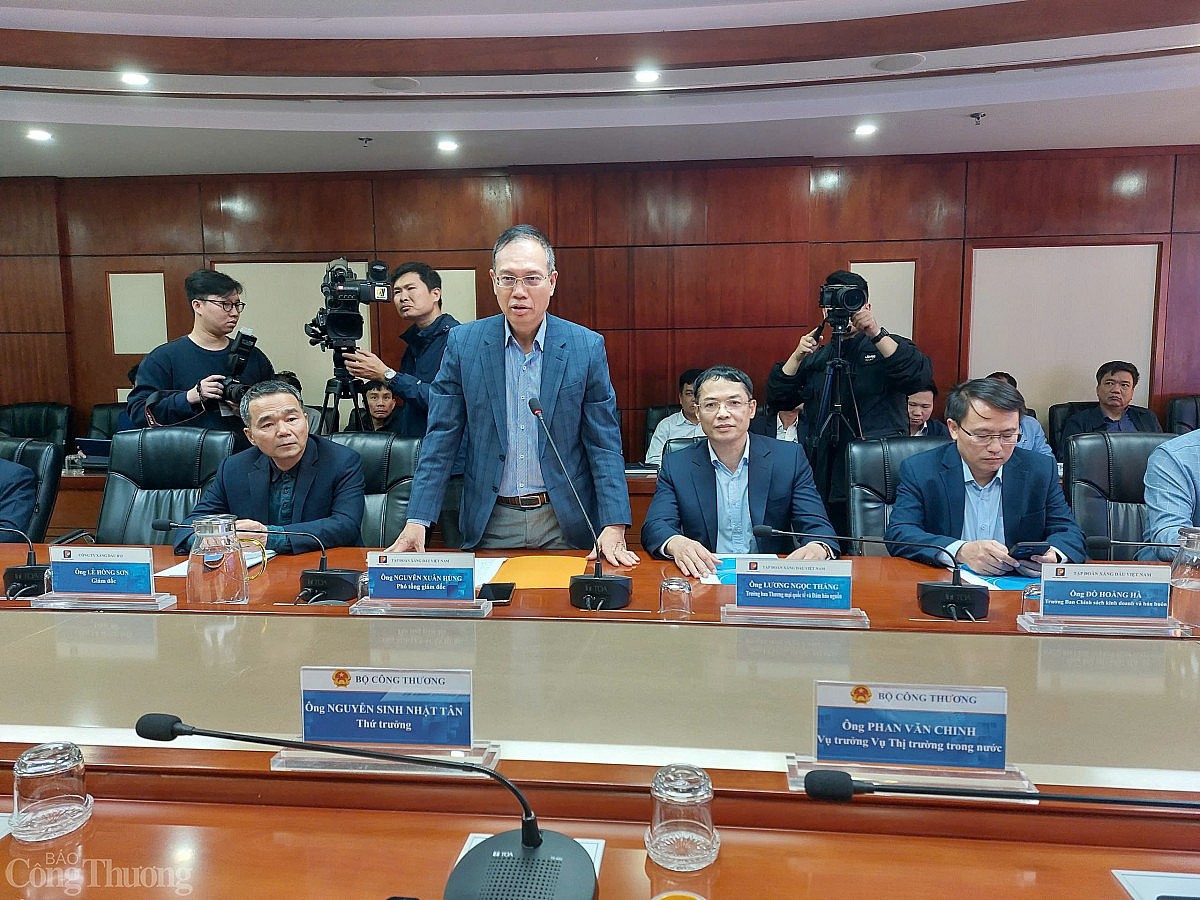 Thứ trưởng Nguyễn Sinh Nhật Tân kiểm tra nguồn cung xăng dầu Thứ trưởng Nguyễn Sinh Nhật Tân kiểm tra nguồn cung xăng dầu