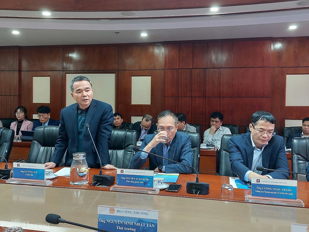 Thứ trưởng Nguyễn Sinh Nhật Tân kiểm tra nguồn cung xăng dầu Thứ trưởng Nguyễn Sinh Nhật Tân kiểm tra nguồn cung xăng dầu