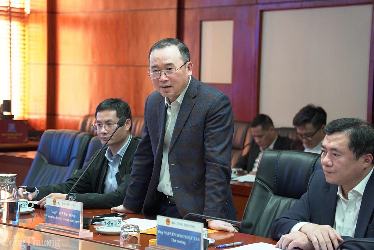 Thứ trưởng Nguyễn Sinh Nhật Tân kiểm tra nguồn cung xăng dầu Thứ trưởng Nguyễn Sinh Nhật Tân kiểm tra nguồn cung xăng dầu