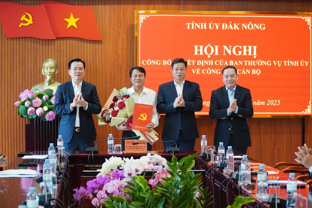 Đại diện Ban Thường vụ Tỉnh uỷ trao Quyết định bổ nhiệm và tặng hoa chúc mừng ông Nguyễn Văn Hiệp. Ảnh: Báo Đắk Nông Đại diện Ban Thường vụ Tỉnh uỷ trao Quyết định bổ nhiệm và tặng hoa chúc mừng ông Nguyễn Văn Hiệp. Ảnh: Báo Đắk Nông