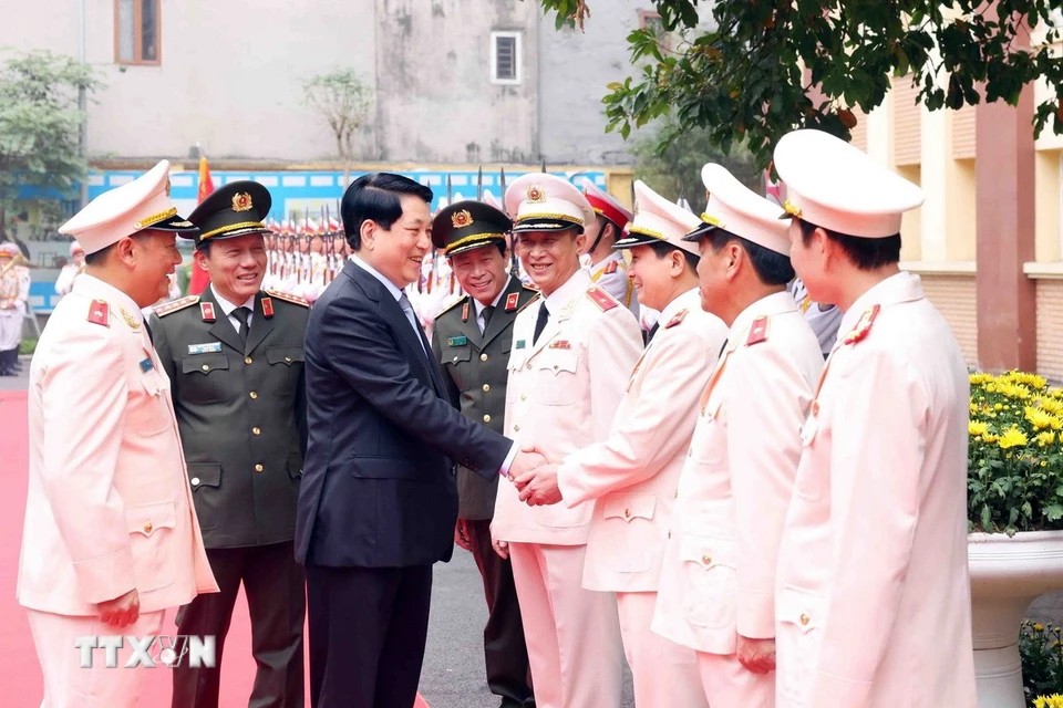Chủ tịch nước Lương Cường với lãnh đạo Bộ Tư lệnh Cảnh vệ. (Ảnh: Phạm Kiên/TTXVN) Chủ tịch nước Lương Cường với lãnh đạo Bộ Tư lệnh Cảnh vệ. (Ảnh: Phạm Kiên/TTXVN)