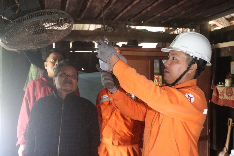 Điện lực Lệ Thủy sửa điện miễn phí cho hộ nghèo