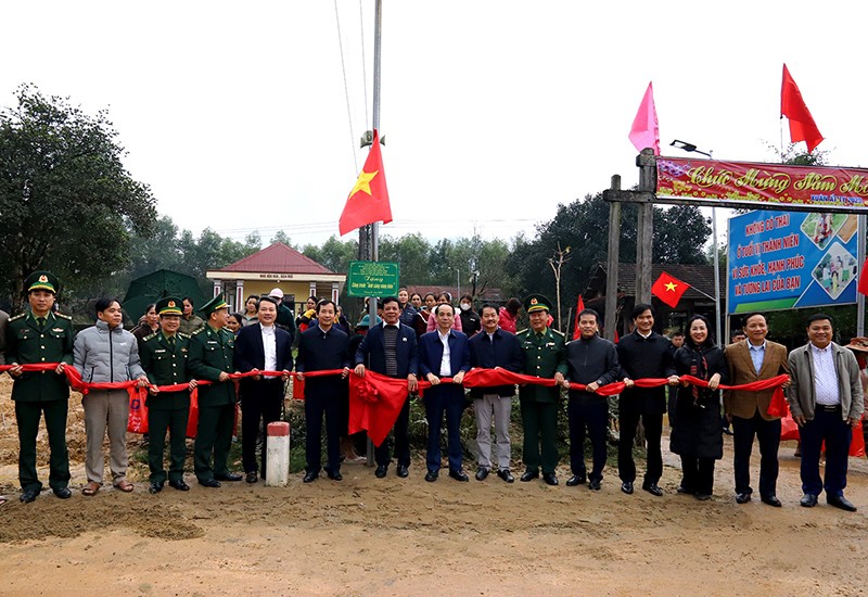 PC Quảng Bình phối hợp với các đơn vị trao tặng công trình điện chiếu sáng bằng năng lượng mặt trời 