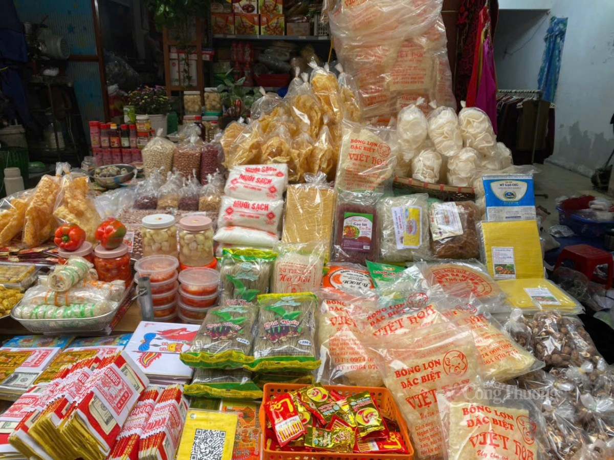 Ngày Tết, ngoài thực phẩm tươi sống thì thực phẩm khô đắt hàng không kém. Ảnh: Nguyễn Vân Ngày Tết, ngoài thực phẩm tươi sống thì thực phẩm khô đắt hàng không kém. Ảnh: Nguyễn Vân