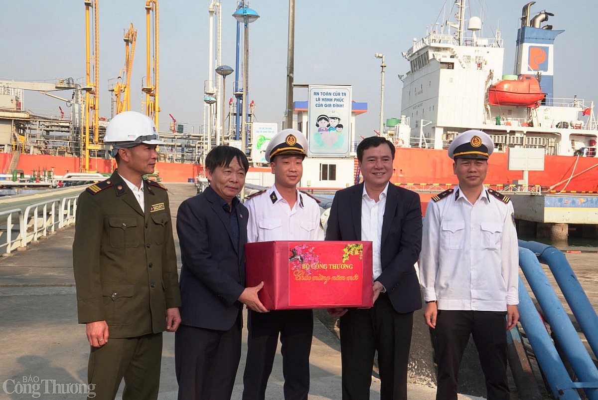 Thứ trưởng Nguyễn Sinh Nhật Tân kiểm tra nguồn cung xăng dầu Thứ trưởng Nguyễn Sinh Nhật Tân kiểm tra nguồn cung xăng dầu