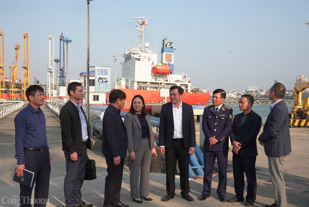 Thứ trưởng Nguyễn Sinh Nhật Tân kiểm tra nguồn cung xăng dầu Thứ trưởng Nguyễn Sinh Nhật Tân kiểm tra nguồn cung xăng dầu
