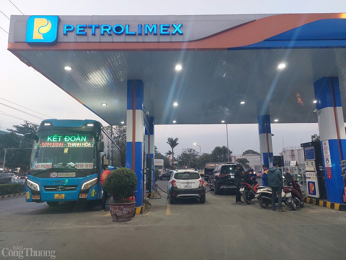 Những ngày cuối năm, không khí mua bán xăng dầu tại Cửa hàng xăng dầu 02 rất sôi động. Nguồn cung dồi dào, đảm bảo đáp ứng nhu cầu của người dân.