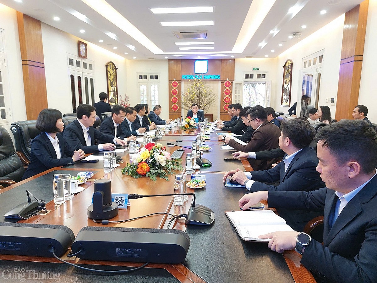 Thứ trưởng Bộ Công Thương Nguyễn Sinh Nhật Tân dẫn đầu đoàn công tác làm việc tại Công ty Xăng dầu Khu vực III – TNHH MTV (Petrolimex Hải Phòng).