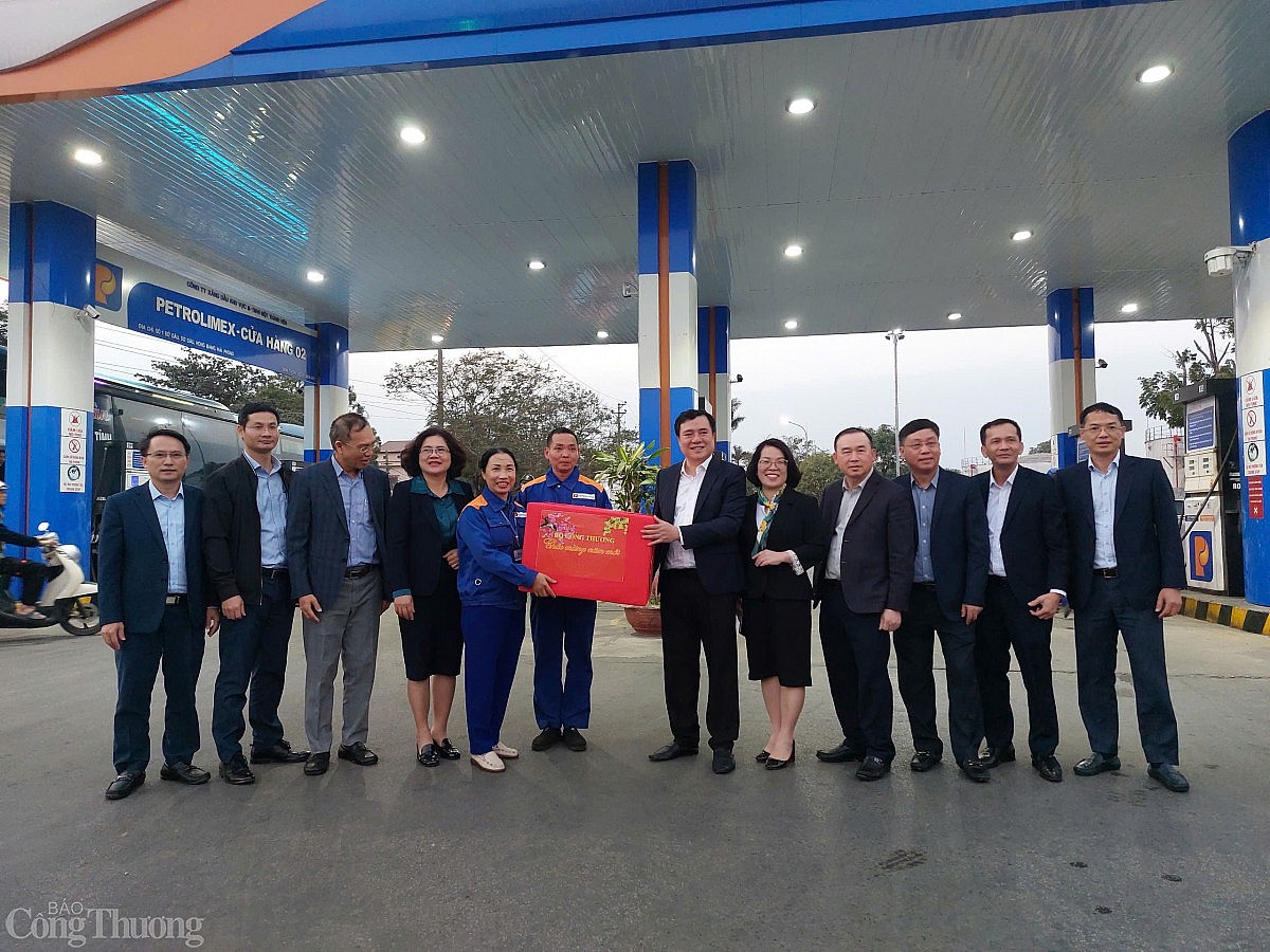 Thứ trưởng Nguyễn Sinh Nhật Tân hỏi thăm về công việc, đời sống của người lao động Cửa hàng xăng dầu 02 – Petrolimex Hải Phòng