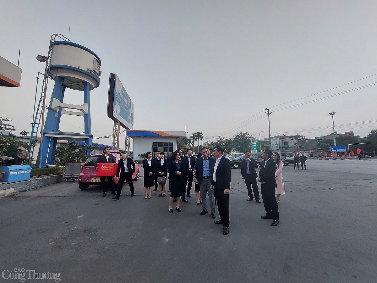 Thứ trưởng Nguyễn Sinh Nhật Tân trực tiếp kiểm tra tình hình cung ứng xăng dầu tại Cửa hàng xăng dầu 02