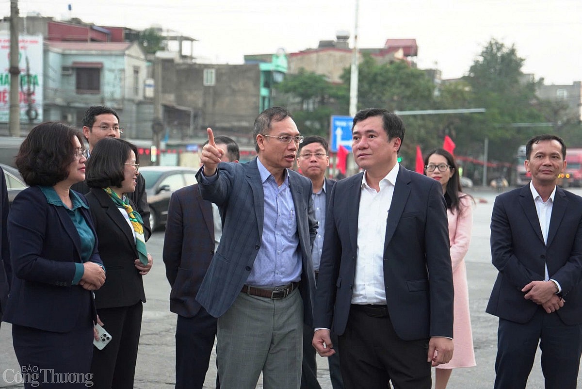 Thứ trưởng Nguyễn Sinh Nhật Tân và ông Nguyễn Xuân Hùng - Phó Tổng Giám đốc Tập đoàn Xăng dầu Việt Nam (Petrolimex) trao đổi về tình hình cung ứng xăng dầu dịp Tết tại hệ thống của Petrolimex