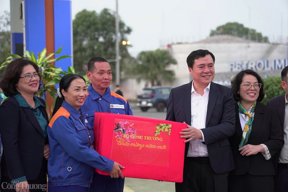 Người lao động Cửa hàng xăng dầu 02 vui mừng và xúc động khi nhận quà Tết từ Bộ Công Thương