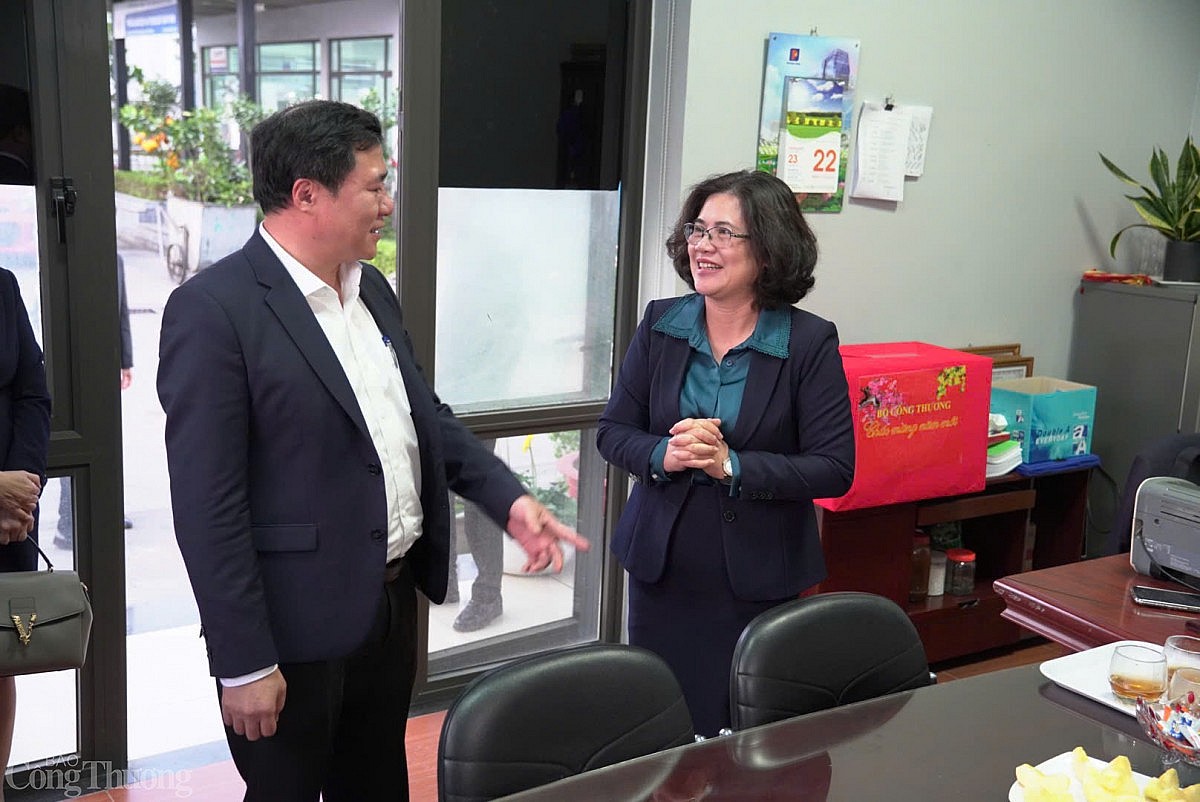 Tại Cửa hàng xăng dầu 02, bên cạnh làm việc về tình hình chuẩn bị nguồn cung, Thứ trưởng Nguyễn Sinh Nhật Tân còn quan tâm đến vấn đề xuất hoá đơn điện tử tại cửa hàng. Đại diện cửa hàng cho biết, hiện tỷ lệ xuất hoá đơn điện tử tại cửa hàng là 100%.