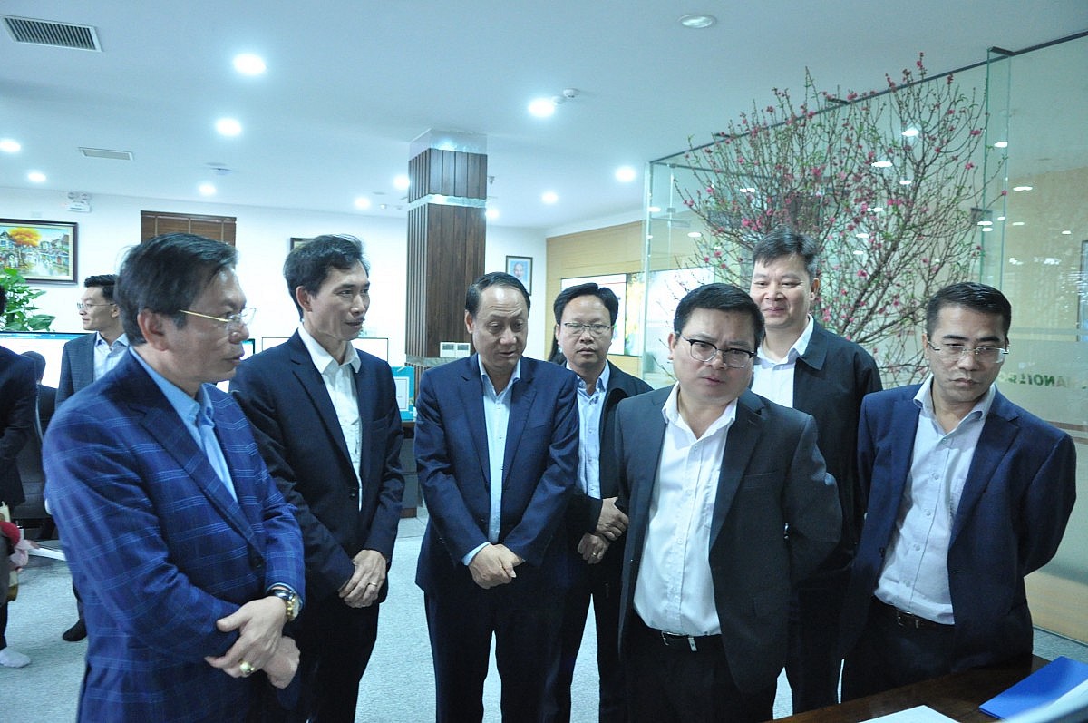 Ảnh Thứ trưởng Trương Thanh Hoài kiểm tra điện dịp Tết