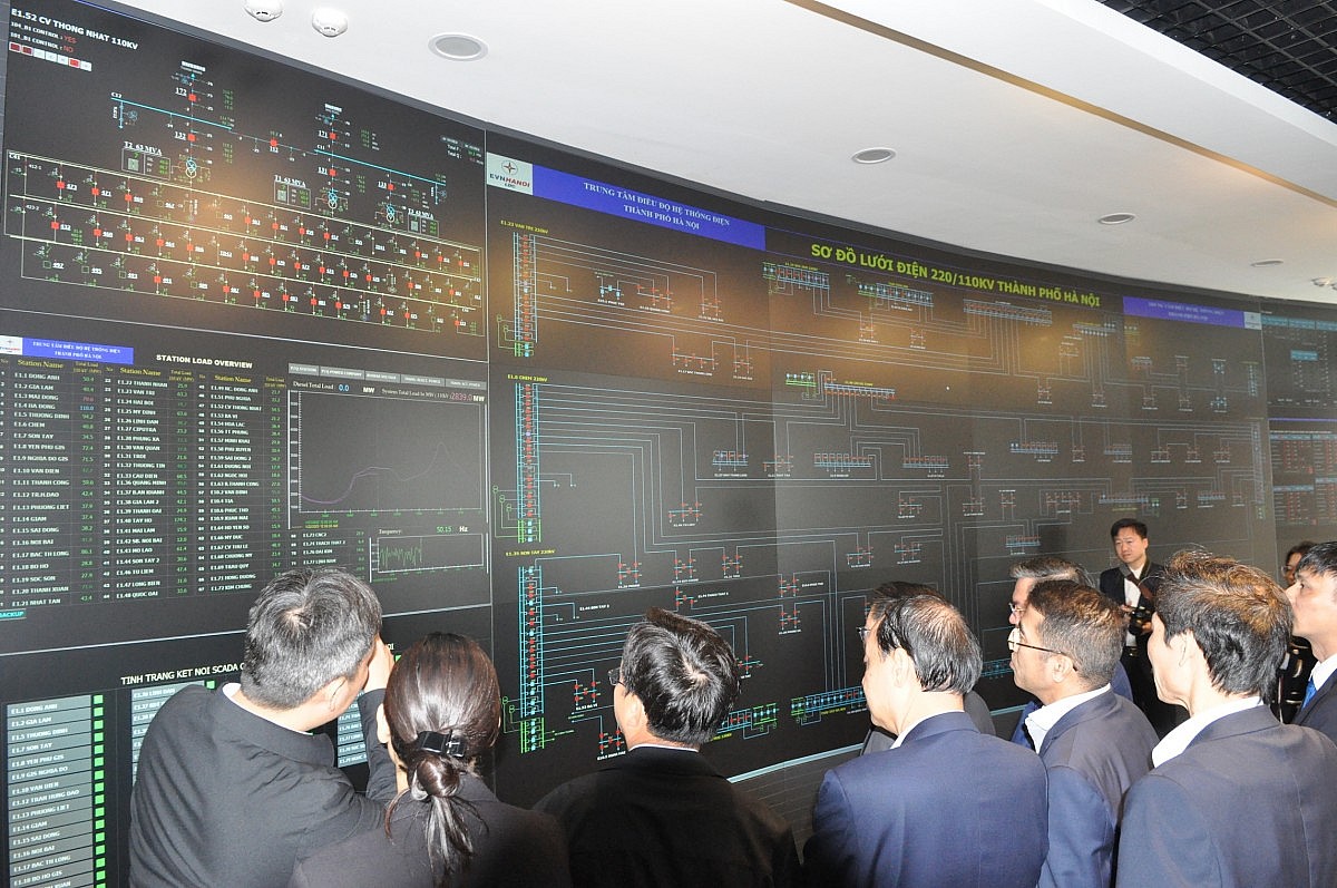 Ảnh Thứ trưởng Trương Thanh Hoài kiểm tra điện dịp Tết