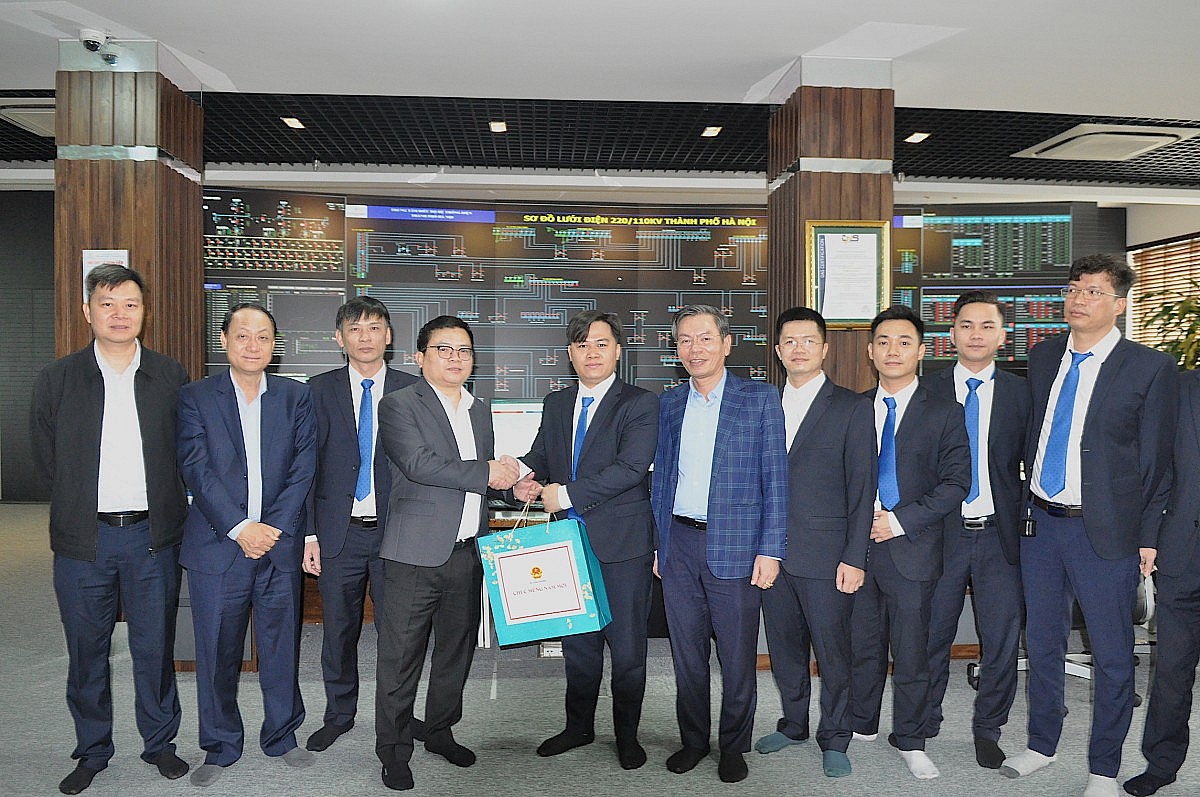 Ảnh Thứ trưởng Trương Thanh Hoài kiểm tra điện dịp Tết