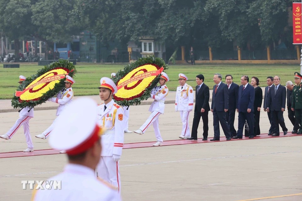 Sáng 23/1, Đoàn đại biểu Đảng, Nhà nước đã đặt vòng hoa, vào Lăng viếng Chủ tịch Hồ Chí Minh, vị lãnh tụ thiên tài, Anh hùng Giải phóng dân tộc. Ảnh: TTXVN