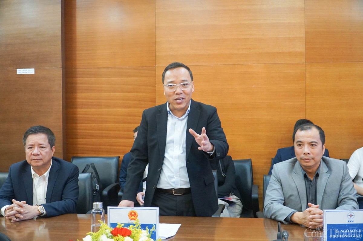 Chùm ảnh: Thứ trưởng Nguyễn Hoàng Long làm việc về cấp điện