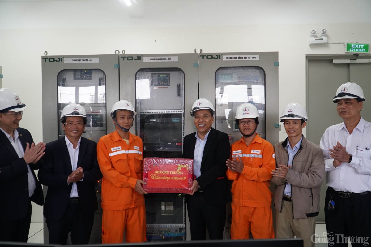 Chùm ảnh: Thứ trưởng Nguyễn Hoàng Long làm việc về cấp điện