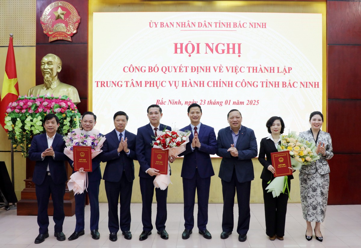 trao Quyết định và tặng hoa chúc mừng lãnh đạo Trung tâm Phục vụ Hành chính công tỉnh trao Quyết định và tặng hoa chúc mừng lãnh đạo Trung tâm Phục vụ Hành chính công tỉnh