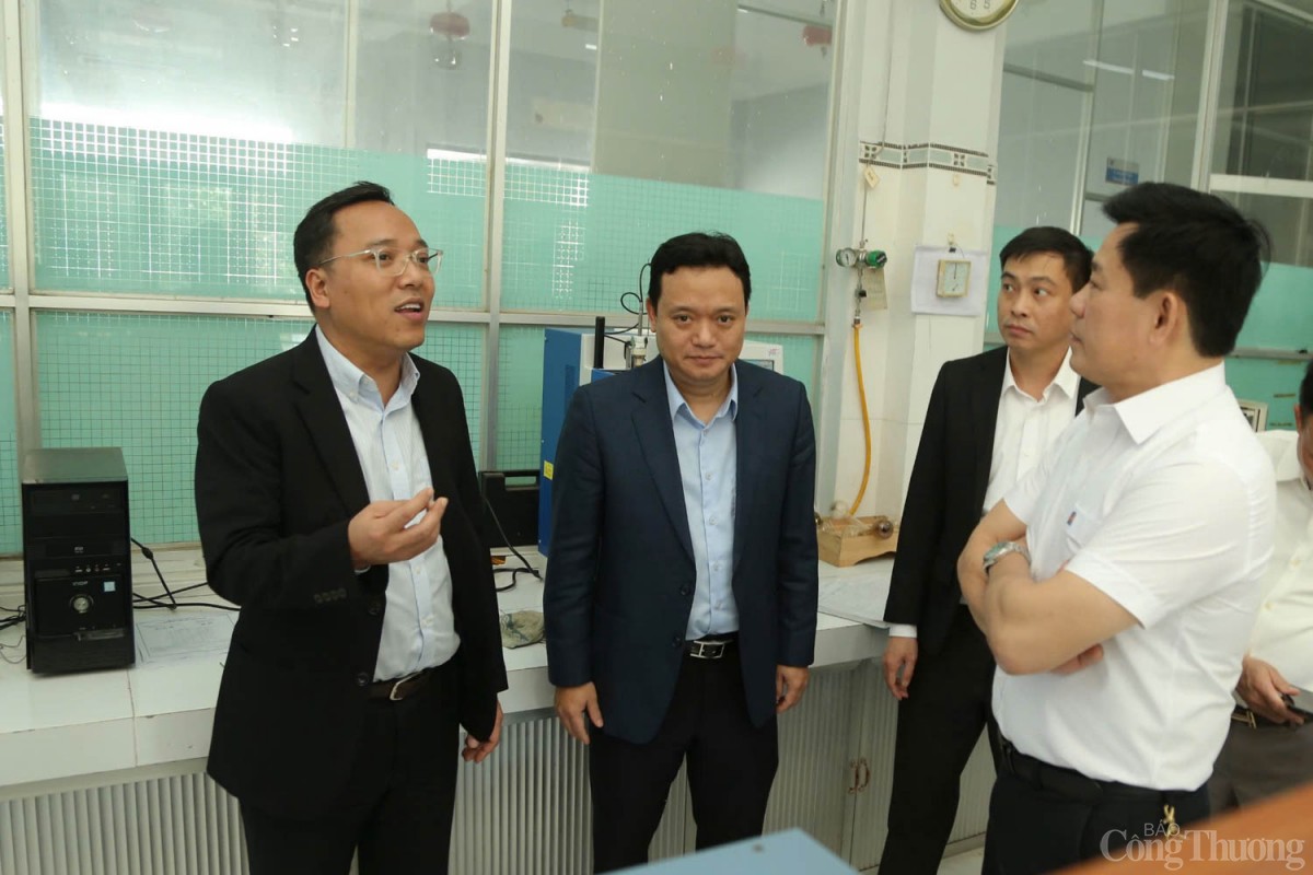 Chùm ảnh: Thứ trưởng Nguyễn Hoàng Long làm việc về xăng dầu