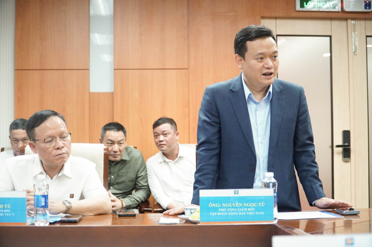 Chùm ảnh: Thứ trưởng Nguyễn Hoàng Long làm việc về xăng dầu