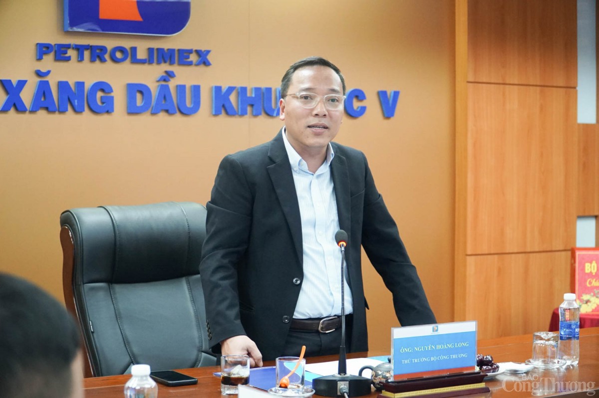 Chùm ảnh: Thứ trưởng Nguyễn Hoàng Long làm việc về xăng dầu