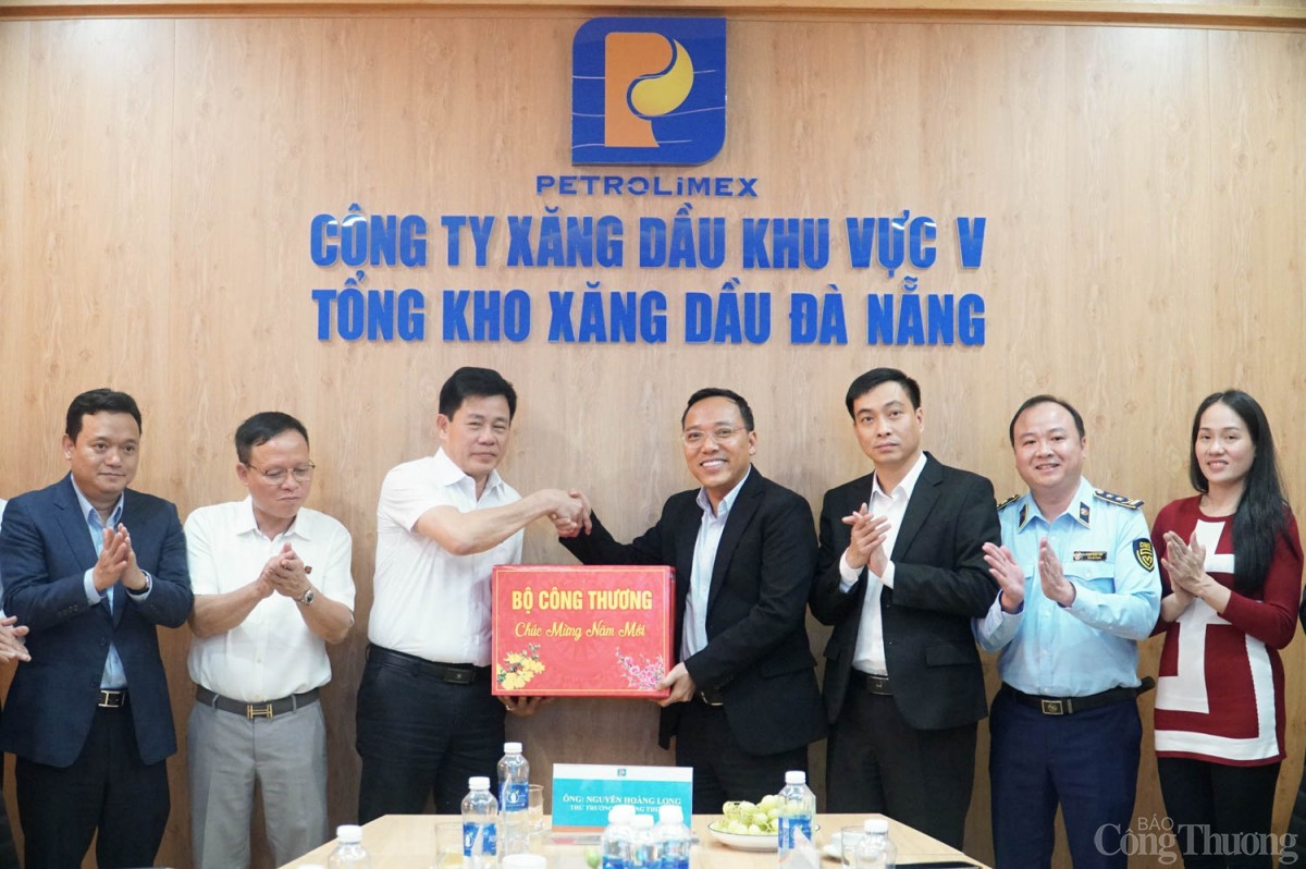 Chùm ảnh: Thứ trưởng Nguyễn Hoàng Long làm việc về xăng dầu