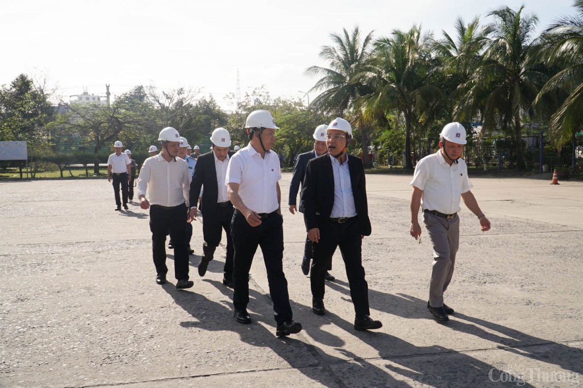 Chùm ảnh: Thứ trưởng Nguyễn Hoàng Long làm việc về xăng dầu