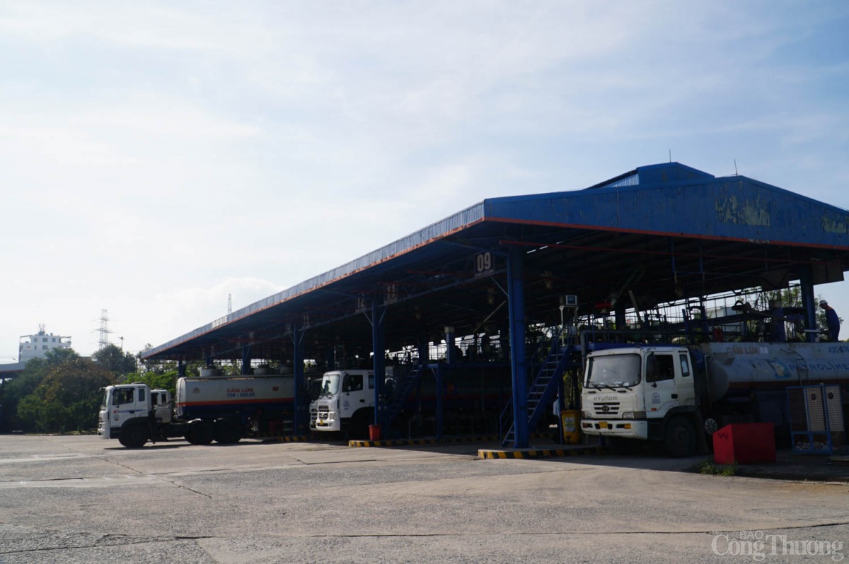 Chùm ảnh: Thứ trưởng Nguyễn Hoàng Long làm việc về xăng dầu