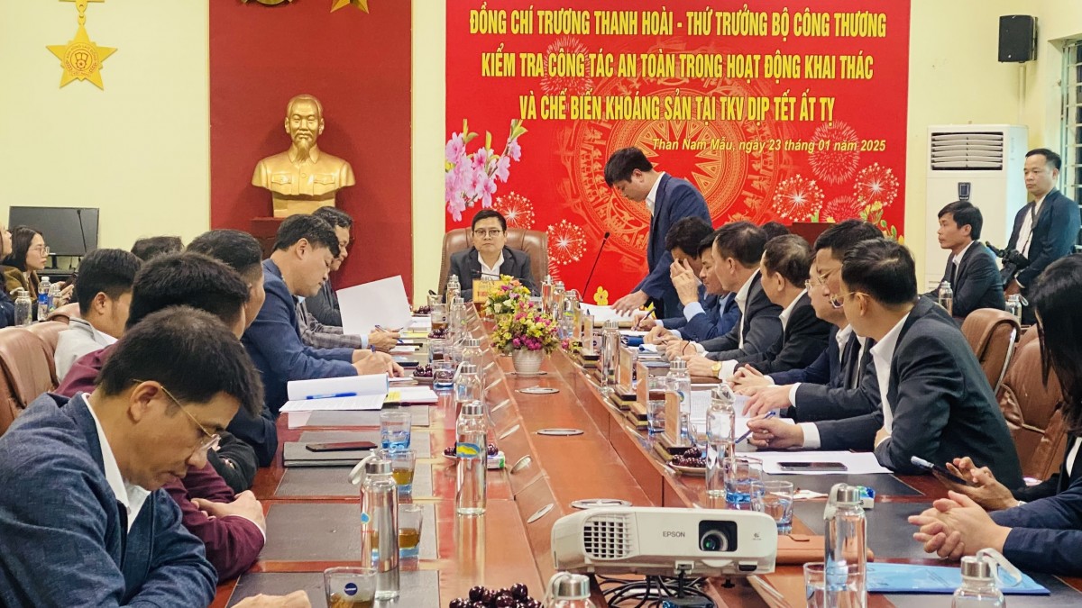 Chùm ảnh: Thứ trưởng Trương Thanh Hoài kiểm tra hiện trường sản xuất Than Nam Mẫu